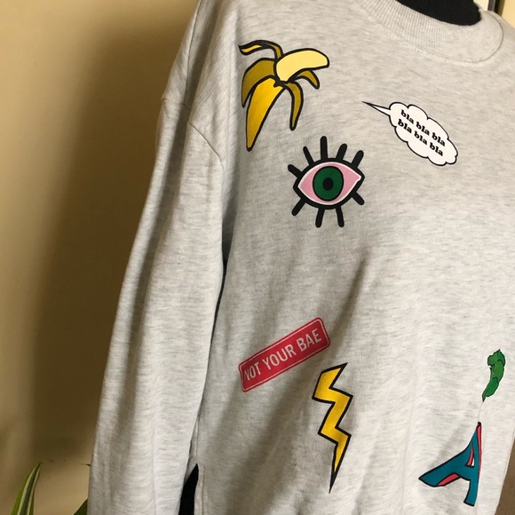 Super fun patched sweatshirt - Picture 1 of 3